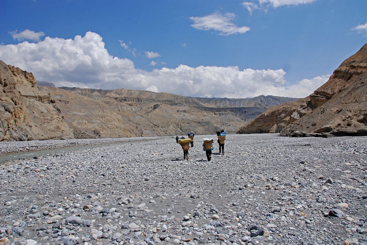 Mustang 01 03 Walking Along Kali Gandaki River Between Tsarang And Tange